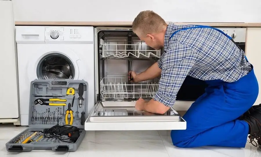 Haymana Dominox servisi teknisyen ekibi beyaz eşya tamiri yaparken